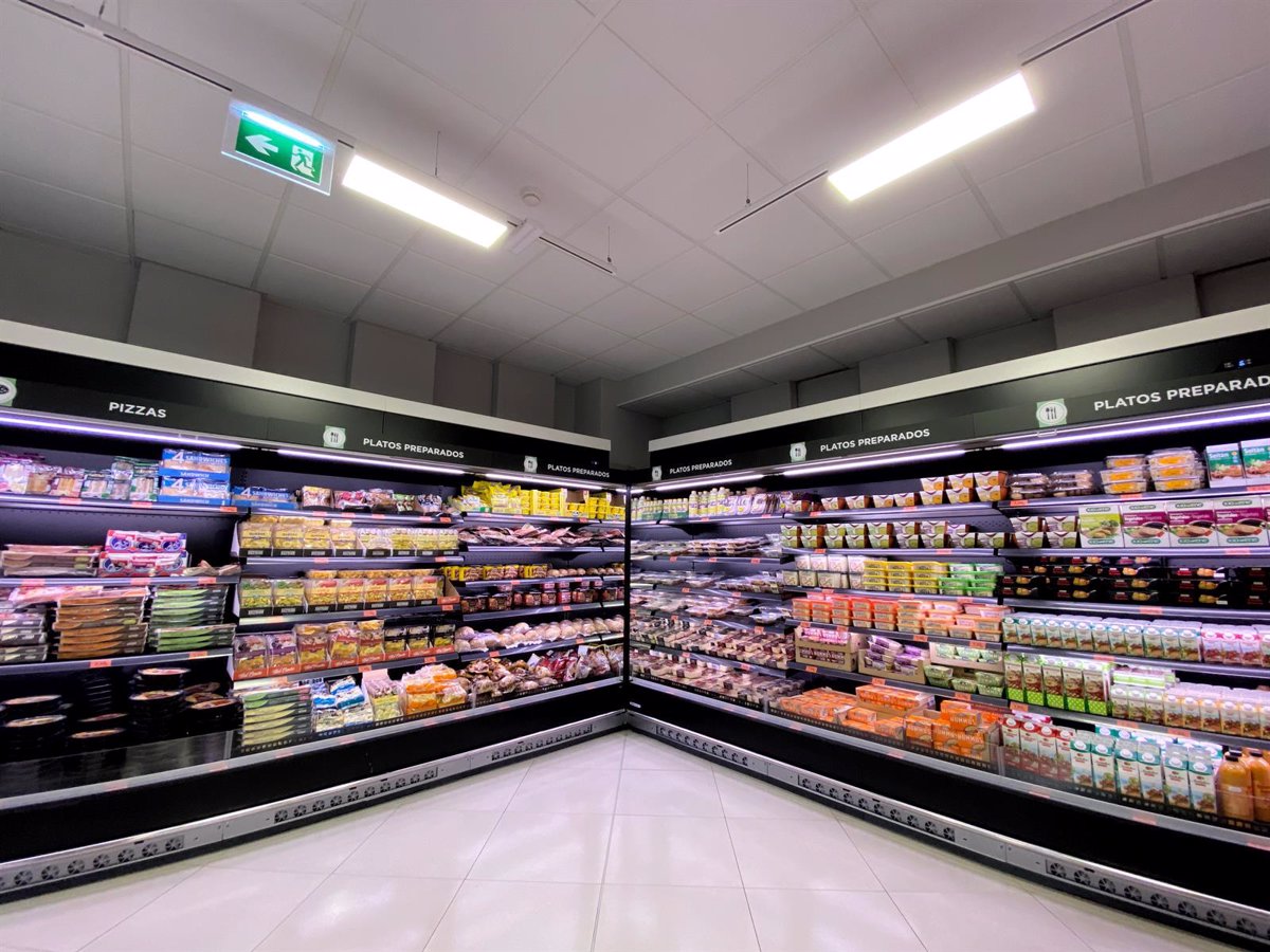 AESAN recomienda desechar alimentos perecederos como carne, pescado, huevos y leche después de un apagón de más de 4 horas.