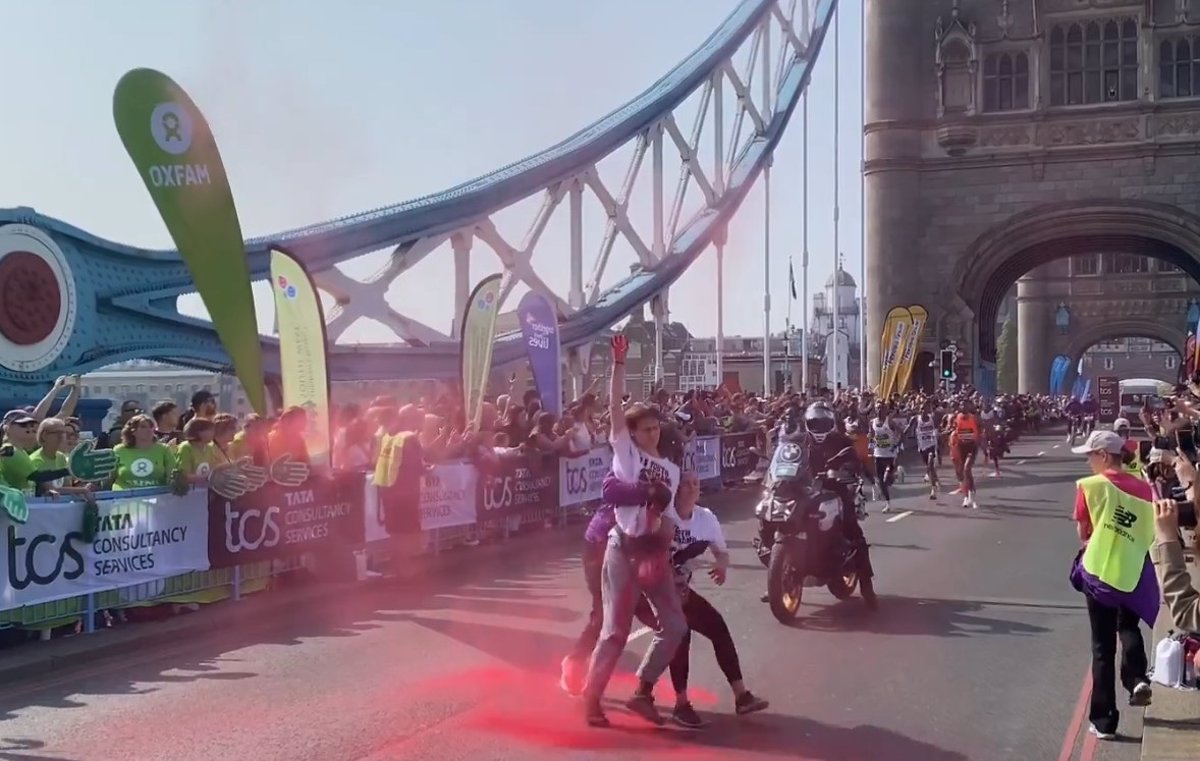 Activistas pro Palestina interrumpen el maratón de Londres en protesta por los ataques israelíes