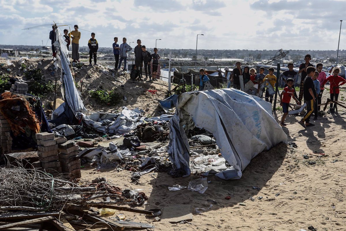 Cinco miembros de una familia palestina, incluidos tres niños, mueren en bombardeo israelí en el sur de Gaza