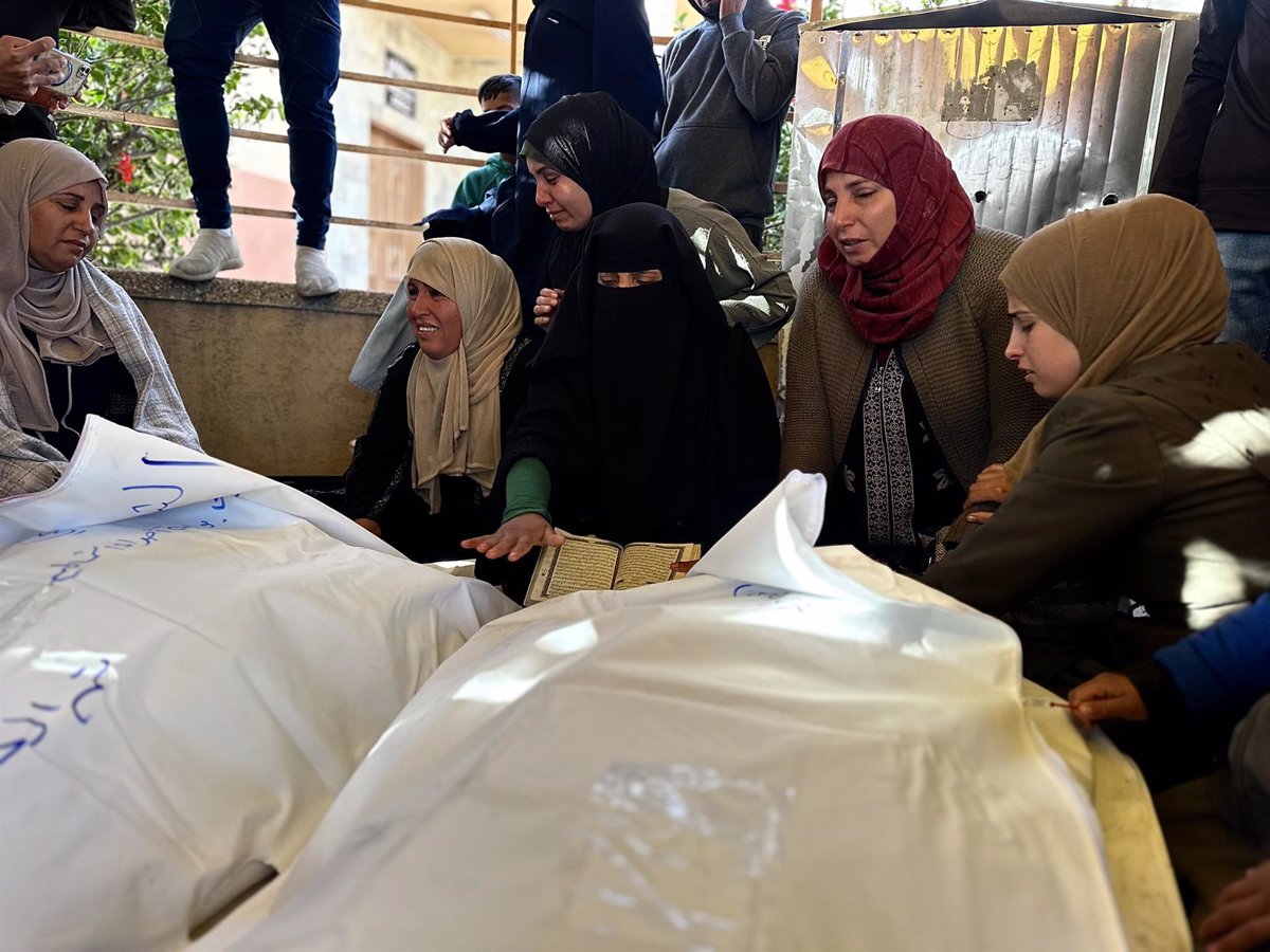 Diez Palestinos Mueren en Bombardeo de Israel contra Edificio en el Sur de Gaza