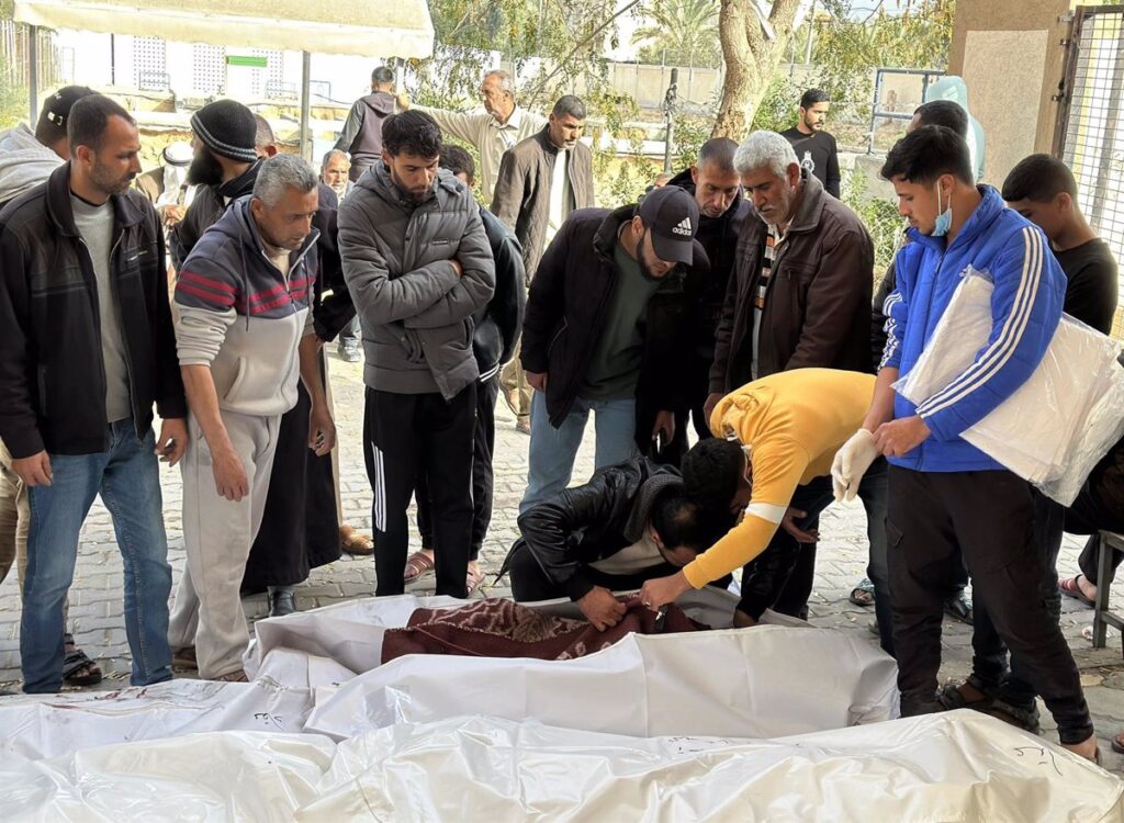 Diez palestinos, incluidos siete niños, mueren en bombardeo israelí en el sur de Gaza