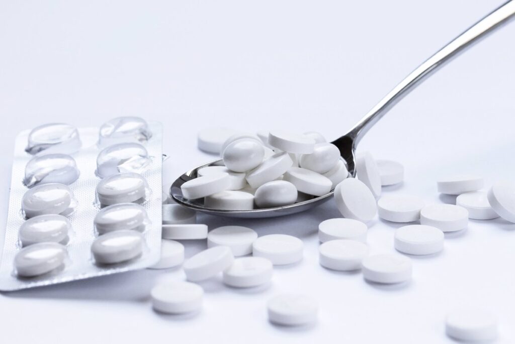 Disminuyen un 10% las alertas de reacciones adversas a medicamentos en 2024, totalizando 37,944 notificaciones.