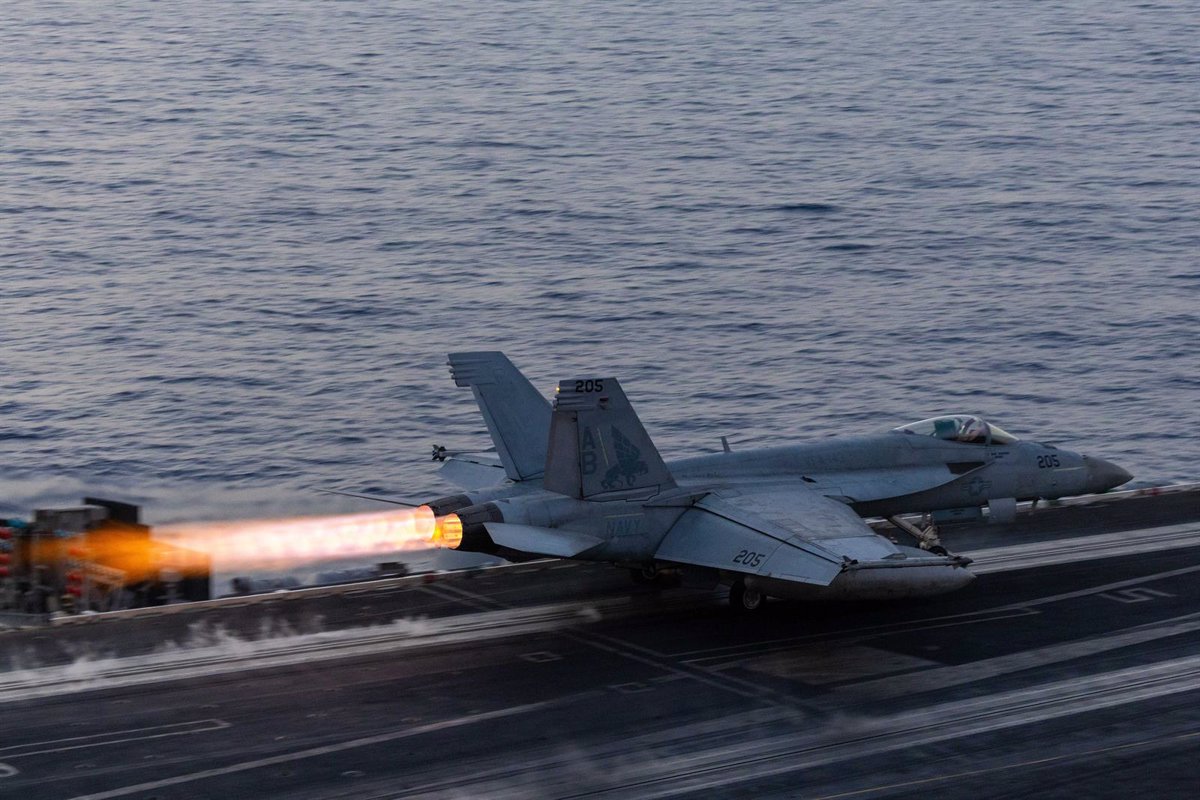 EEUU Lanza Ataque en Puerto Clave de Suministro de Combustible para Hutíes en Yemen