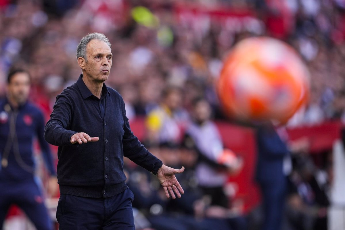 El Alavés entra en descenso en el debut de Caparrós, mientras que el Villarreal deja escapar puntos ante la Real.