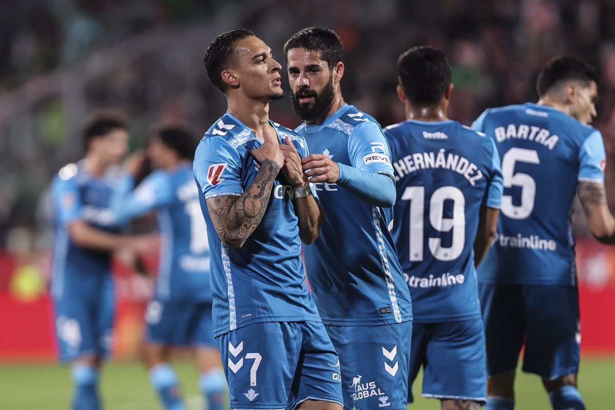 El Betis sigue en la lucha por la 'Champions' y agrava los problemas del Girona.