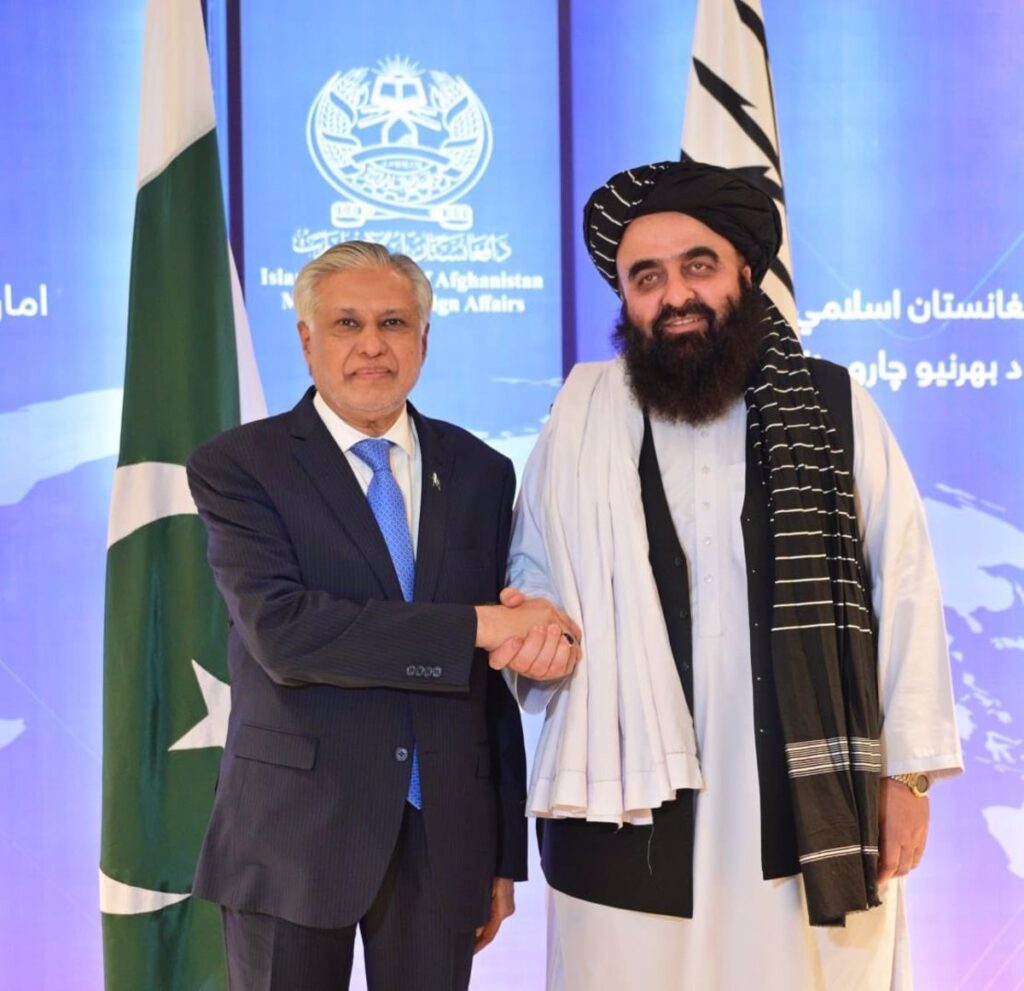El Ministro de Exteriores de Pakistán Visita Afganistán en Medio de la Crisis de Violencia y Aumento de Refugiados