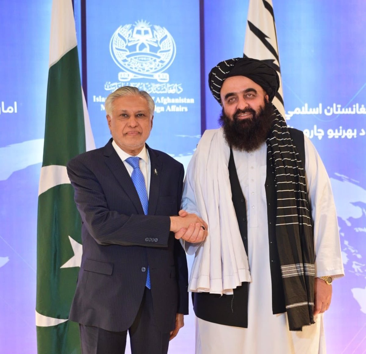 El Ministro de Exteriores de Pakistán Visita Afganistán en Medio de la Crisis de Violencia y Aumento de Refugiados