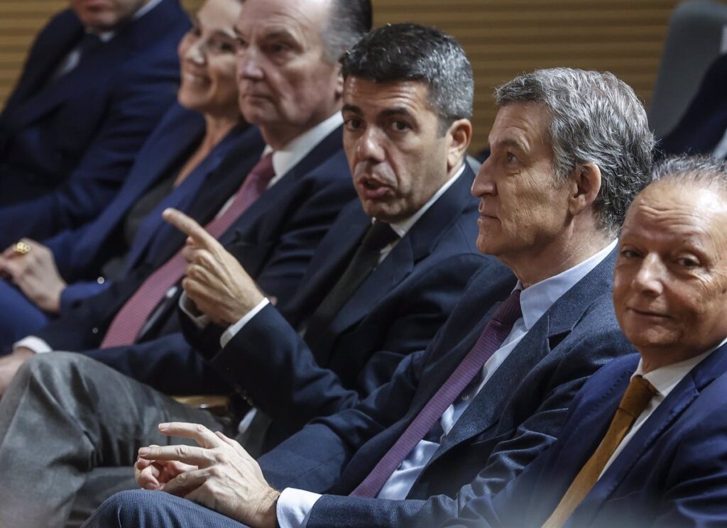 El PSOE demanda a Feijóo que entregue al juzgado sus llamadas y mensajes con Mazón durante la DANA
