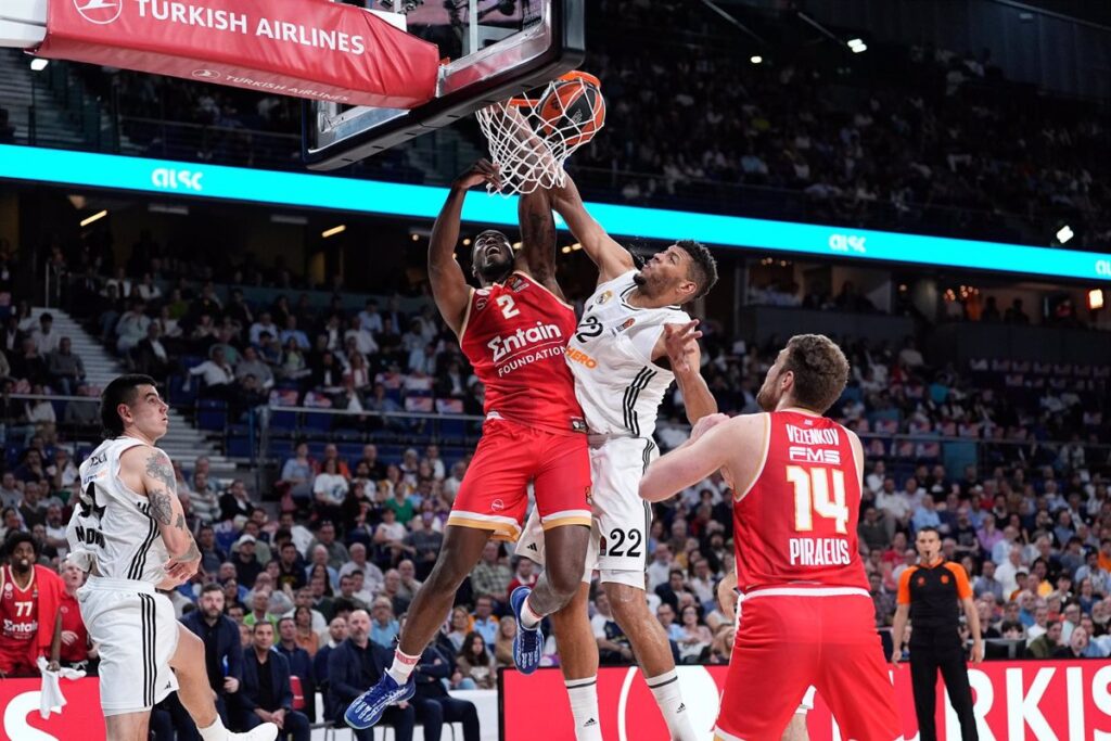 El Real Madrid frena al Olympiacos y se mantiene en la lucha.