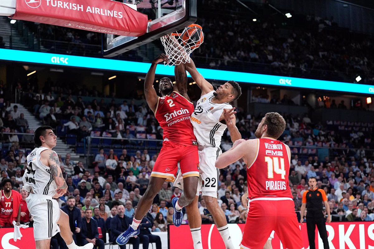 El Real Madrid frena al Olympiacos y se mantiene en la lucha.