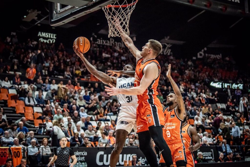 El UCAM Murcia brilla en La Fonteta y el Hiopos Lleida avanza hacia la salvación en la Liga Endesa