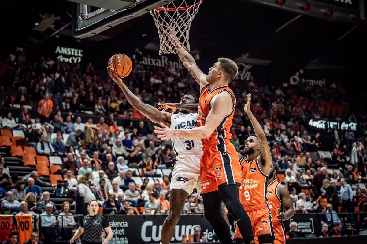 El UCAM Murcia brilla en La Fonteta y el Hiopos Lleida avanza hacia la salvación en la Liga Endesa