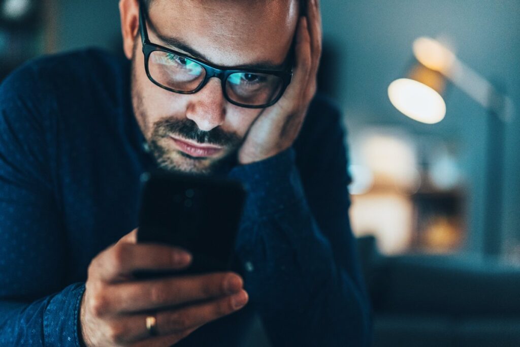 El móvil, el porno y el estrés: enemigos silenciosos de la erección