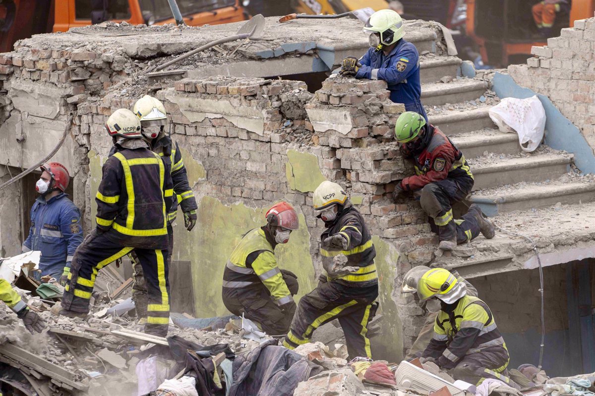 El número de muertos tras el ataque ruso en Kiev del jueves asciende a 12 tras concluir las labores de búsqueda y rescate