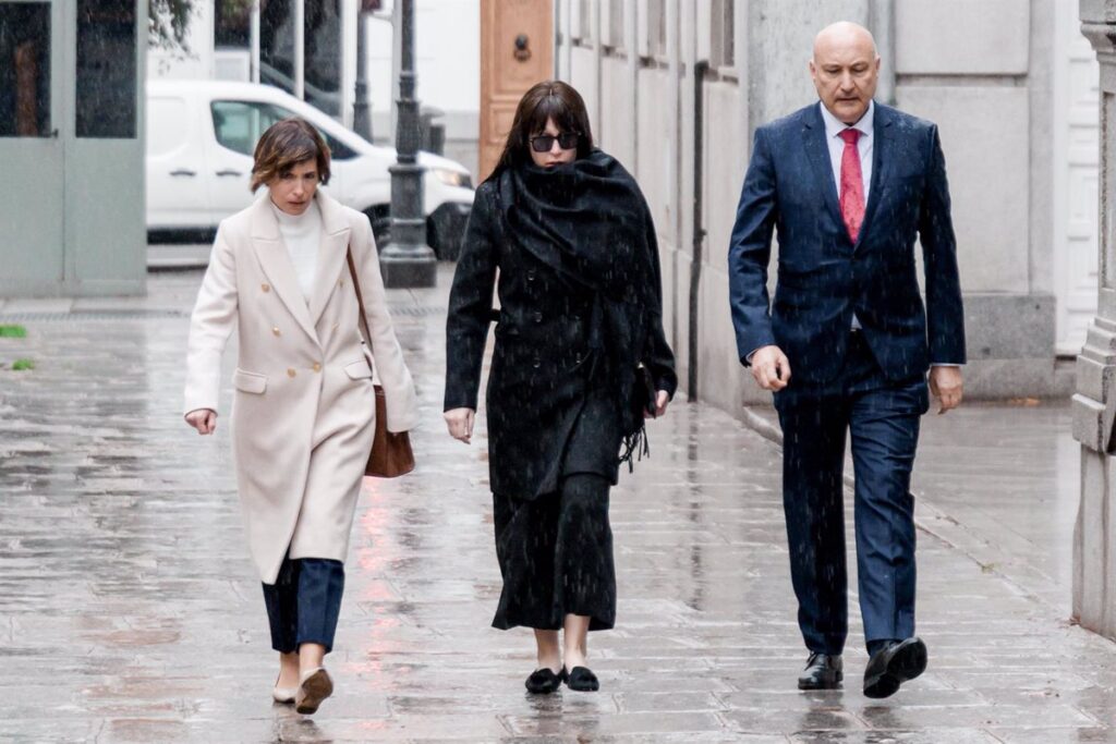 Expareja de Ábalos Justifica su Ausencia en la Comisión del Senado por Motivos de Salud