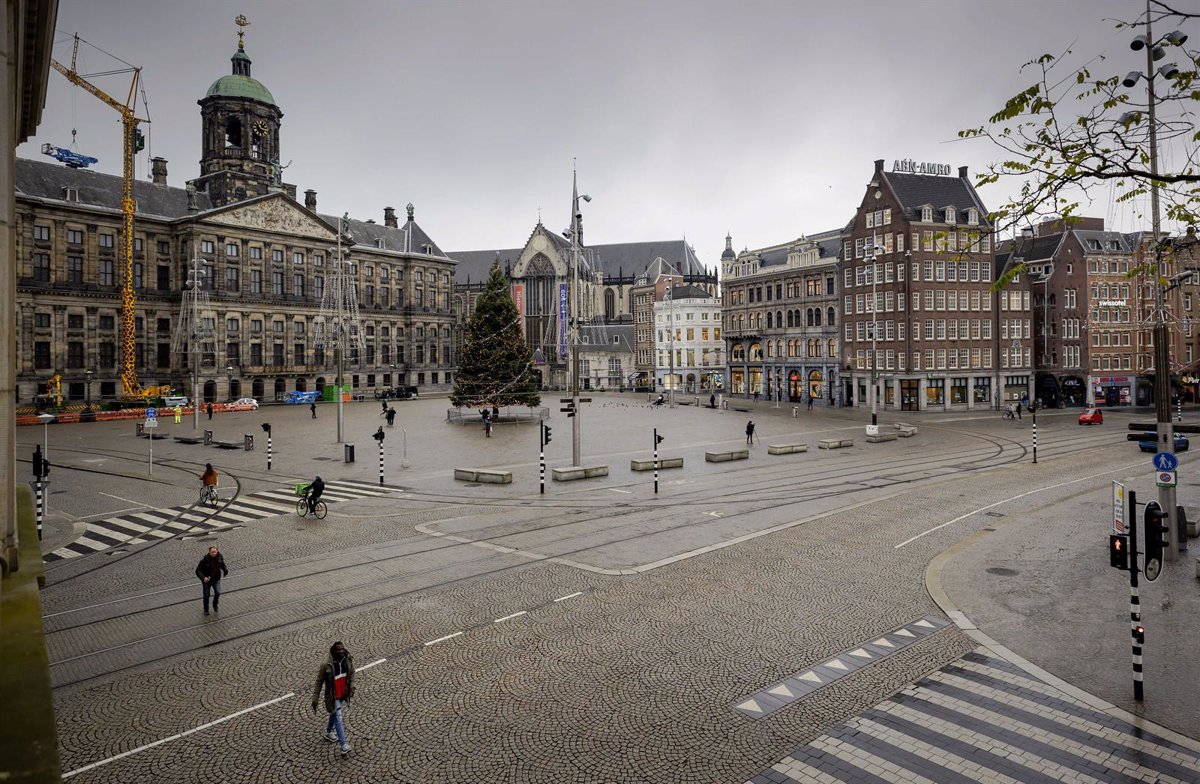 Explosión Intencionada de Coche en Ámsterdam: Evacuación de Plaza Central