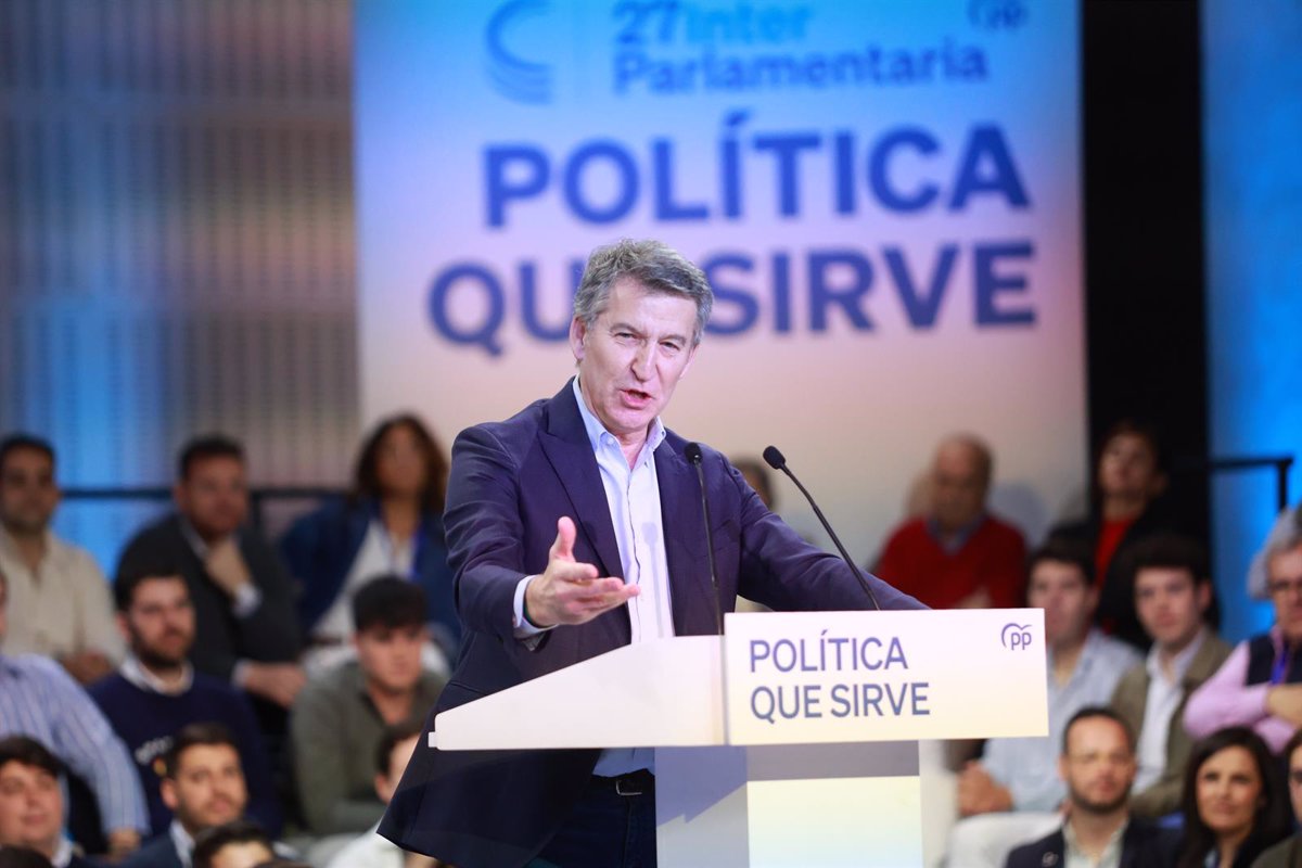 Feijóo critica a Sánchez por hablar de calidad universitaria mientras su esposa dirige una cátedra sin título de graduación