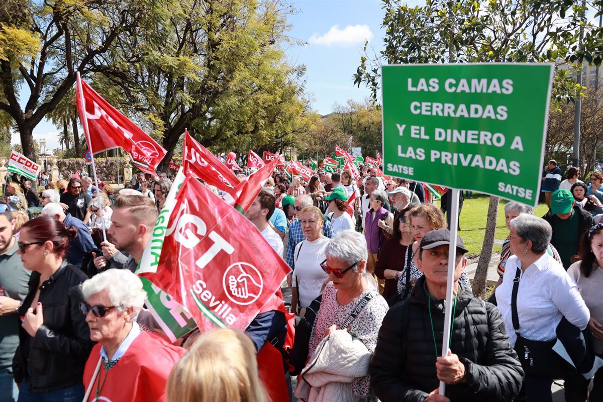 Gran Manifestación en Sevilla: Miles de Personas y Políticos de Izquierda Defienden la Sanidad Pública