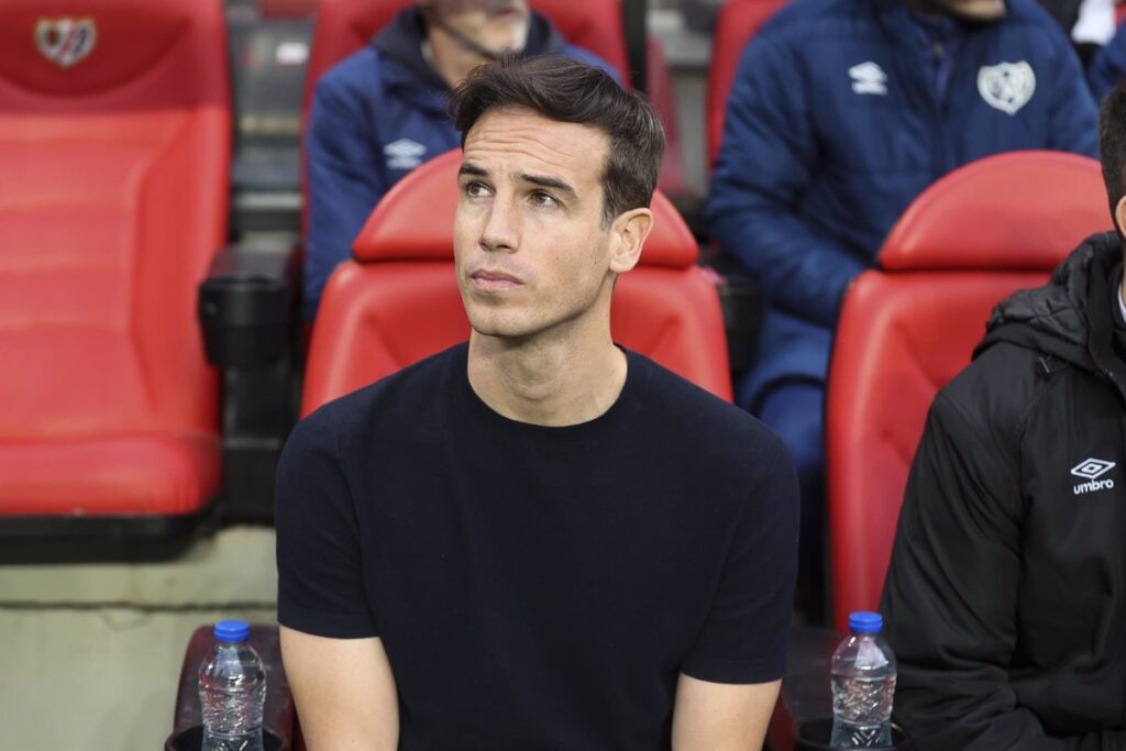 Íñigo Pérez extiende su contrato por una temporada con el Rayo Vallecano
