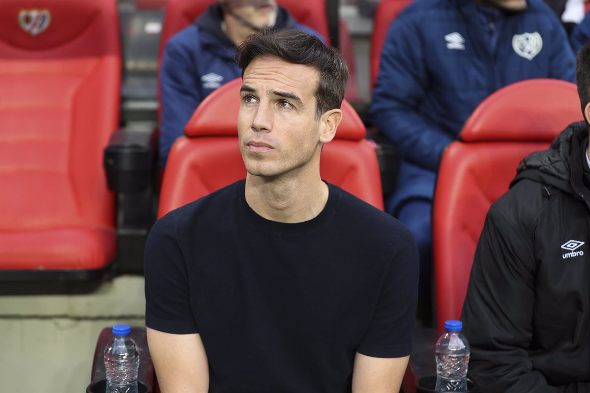 Íñigo Pérez extiende su contrato por una temporada con el Rayo Vallecano