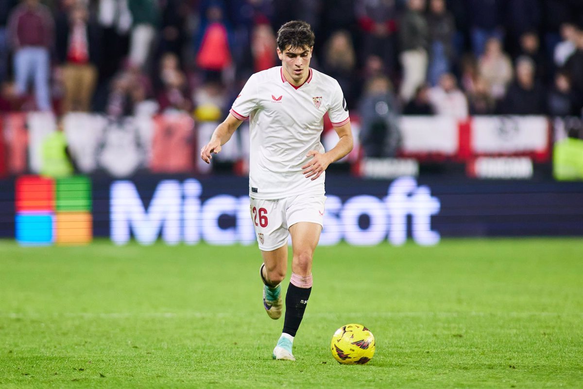 Juanlu Sánchez extiende su contrato con el Sevilla hasta 2029
