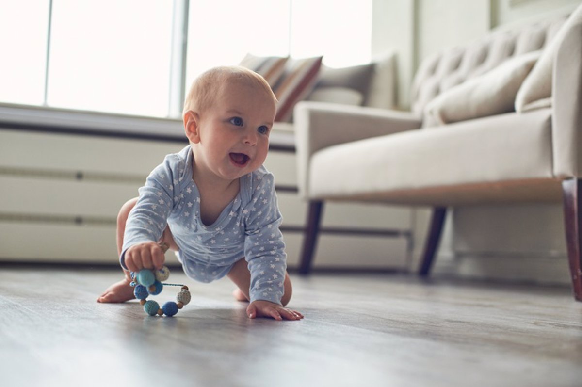 La edad en la que los bebés aprenden palabras sin necesidad de ver los objetos