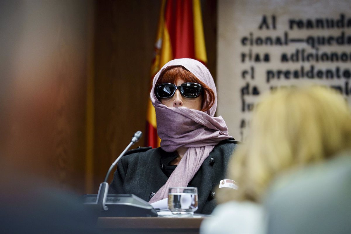 La expareja de Koldo asiste al Senado con el rostro cubierto y ejerce su derecho a no declarar