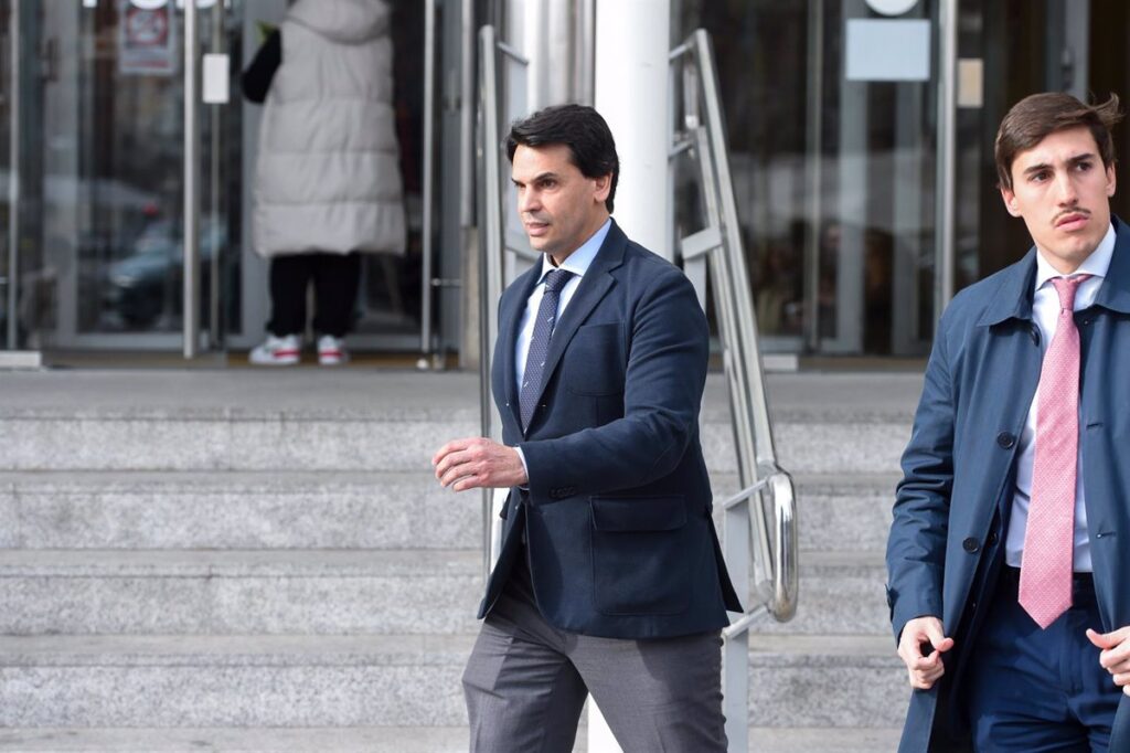 La izquierda critica a Ayuso, 'la presidenta a la fuga', por esquivar su responsabilidad en el día de la declaración de su novio