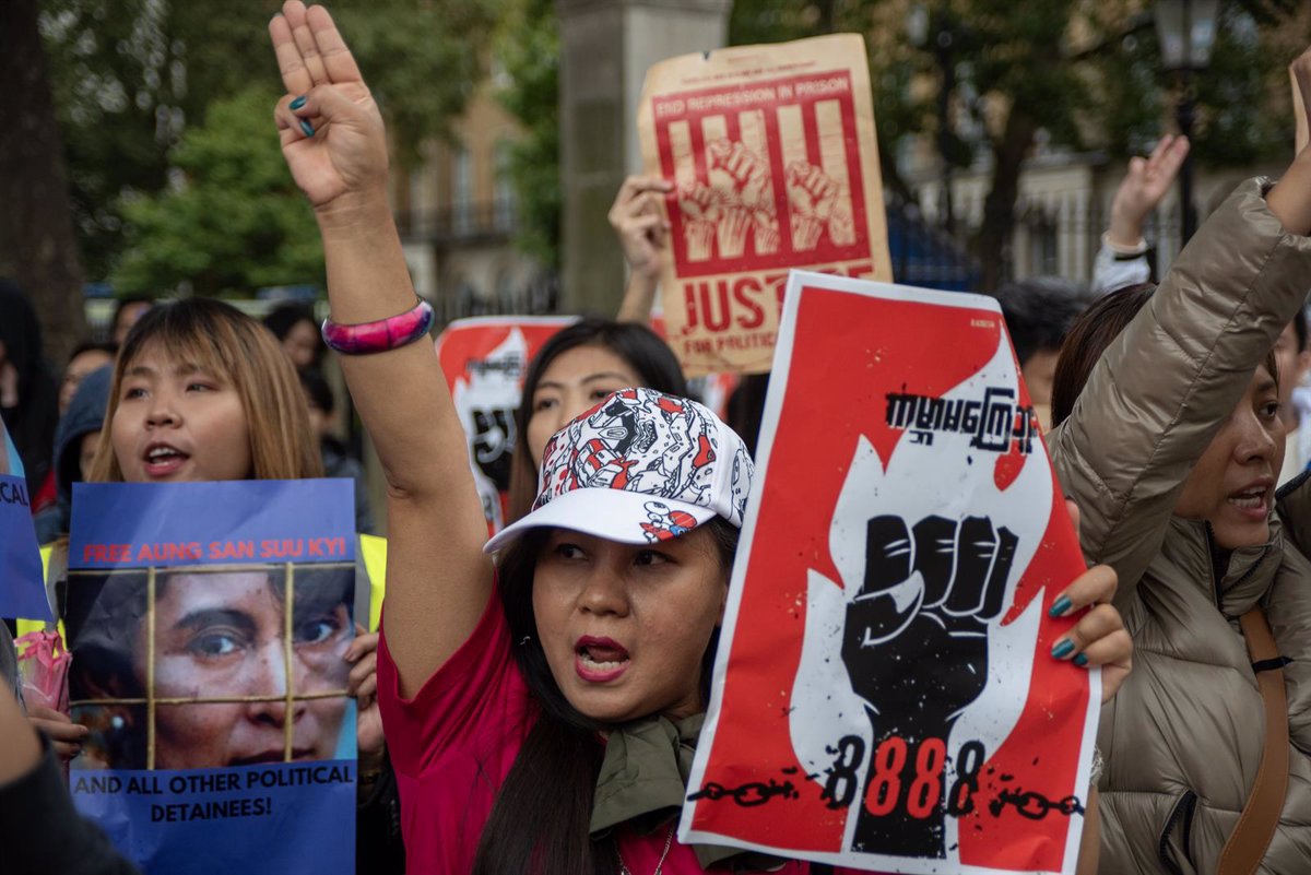 La junta militar de Birmania libera a casi 4,900 prisioneros para celebrar el Año Nuevo