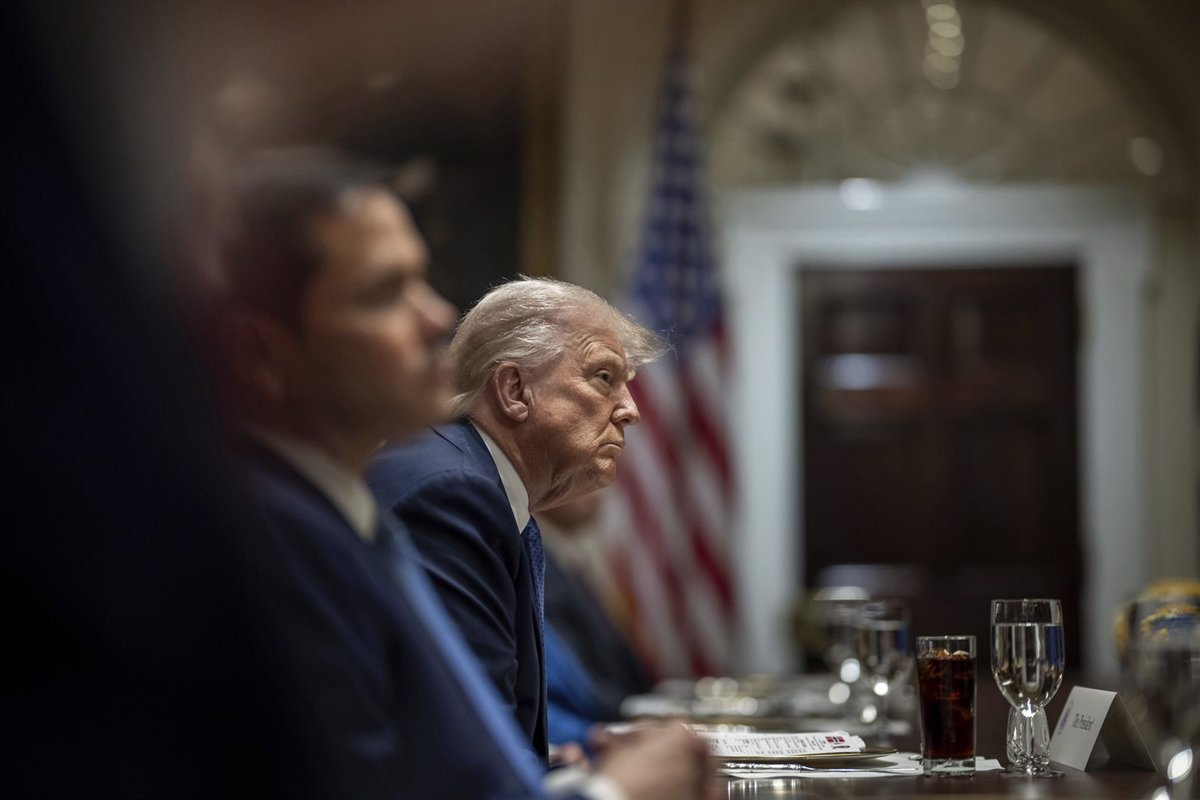 Los 100 Primeros Días del Nuevo Mandato de Donald Trump: Caos y Desafíos