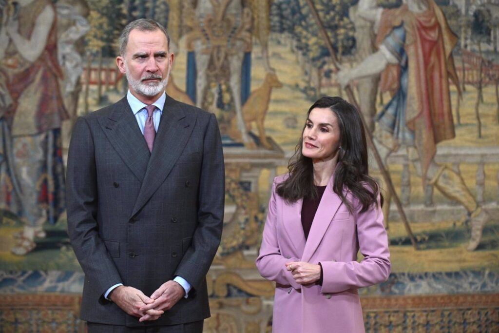 Los Reyes Asisten a la Nunciatura Apostólica para Firmar el Libro de Condolencias por el Papa Francisco