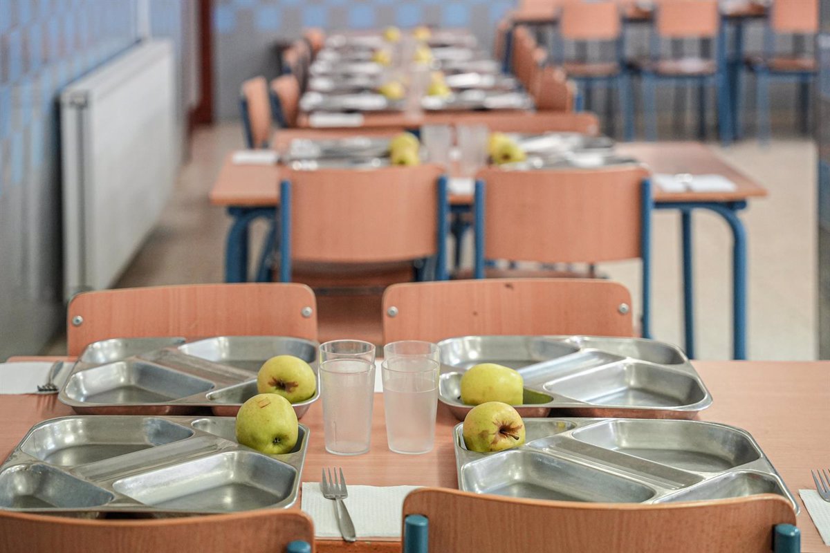 Los colegios deberán eliminar las bebidas azucaradas y la bollería el próximo curso, con un plazo de hasta 12 meses para adaptarse.