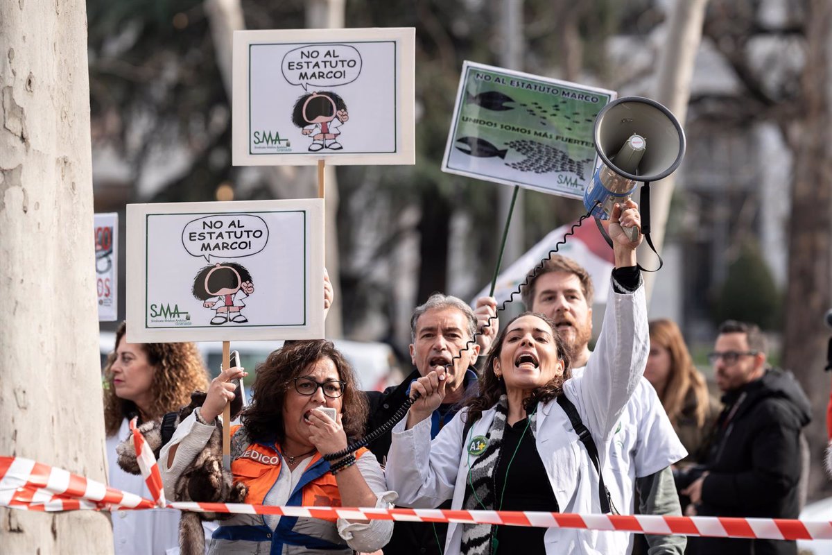 Médicos de toda España se manifiestan en Madrid contra la reforma de su estatuto: "Somos médicos, no esclavos"