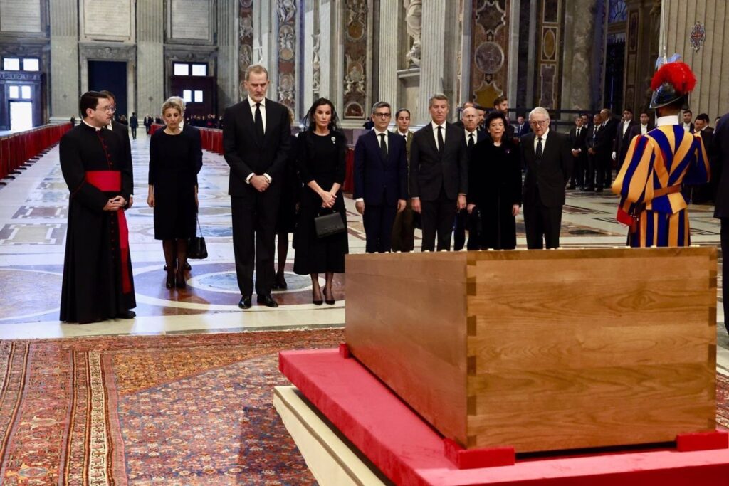 Mi Deber y Voluntad: Acompañando a los Reyes de España en el Funeral del Papa