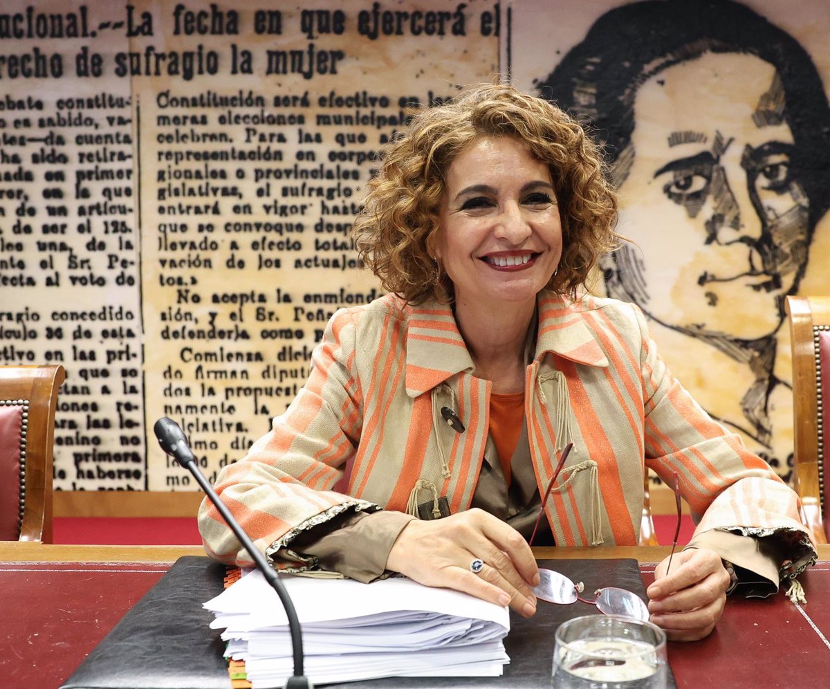 Montero enfatiza que la reducción de la deuda no reemplaza la reforma de la financiación e insta al PP a discutirlo