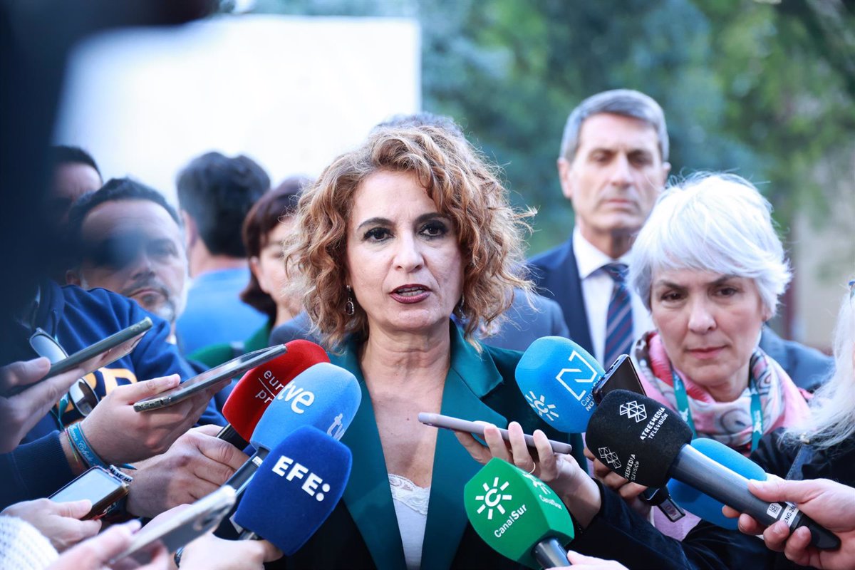 Montero se disculpa por cuestionar la presunción de inocencia tras la absolución de Alves, pero lo considera un retroceso