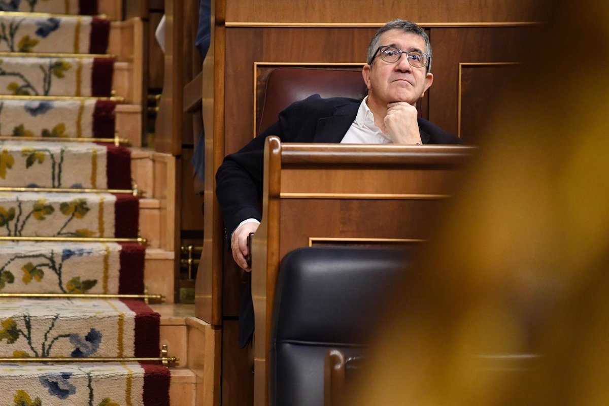 Patxi López expresa su descontento por las noticias sobre Ábalos pero respeta su derecho a la defensa