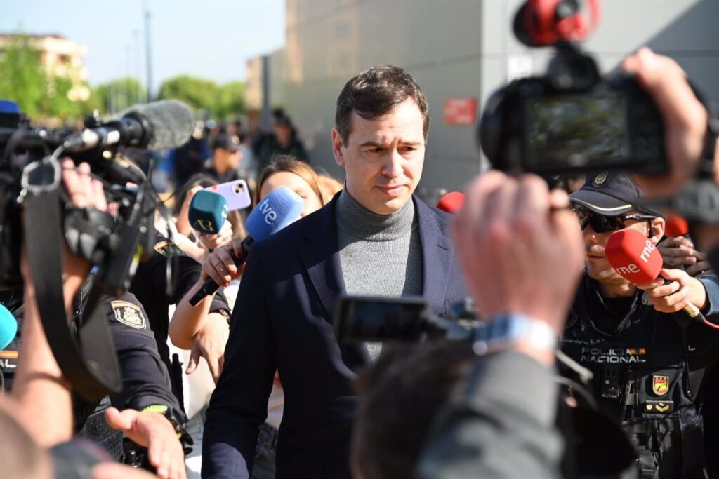 Pedro Sánchez: Su Hermano Declara en los Juzgados de Badajoz Ante la Atención de Periodistas y Policías