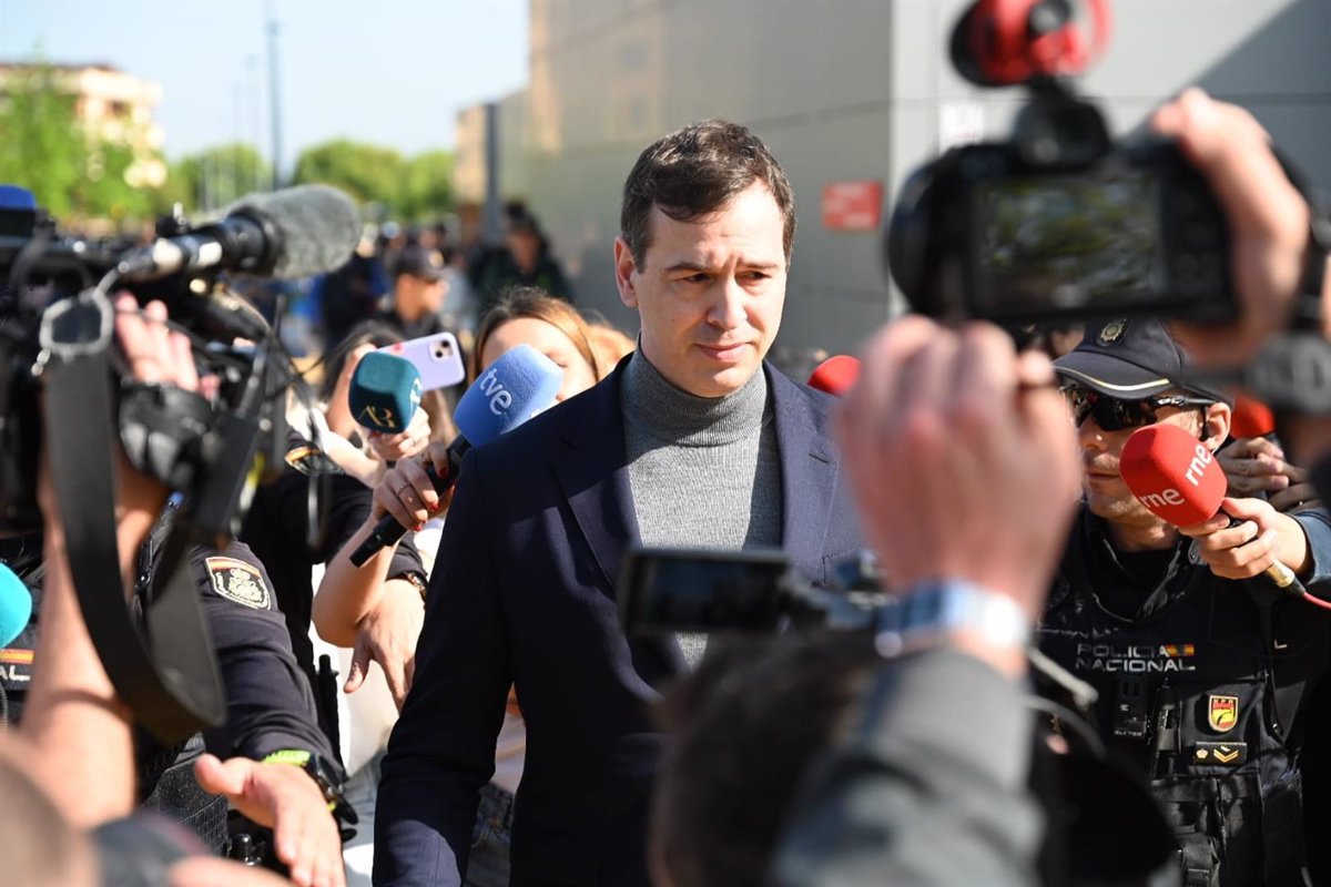Pedro Sánchez: Su Hermano Declara en los Juzgados de Badajoz Ante la Atención de Periodistas y Policías
