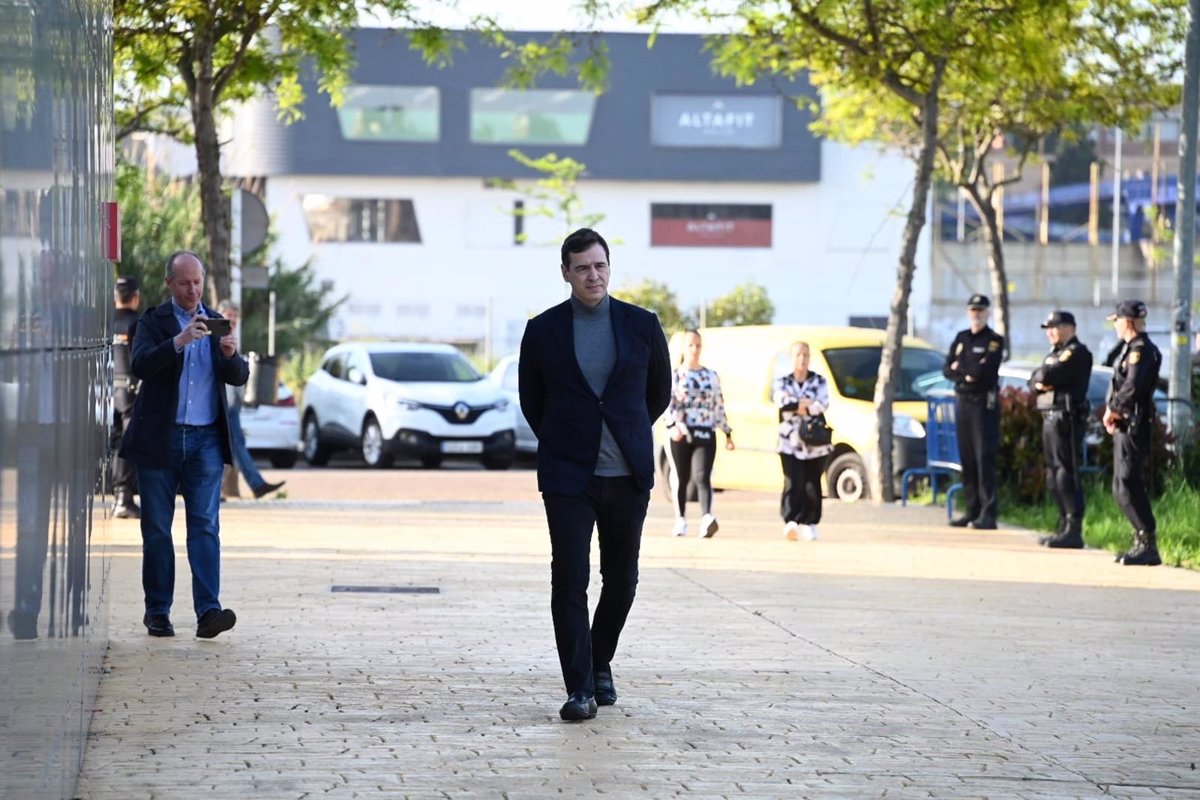 Pedro Sánchez: Su Hermano Llega a Pie a los Juzgados de Badajoz para Declarar Nuevamente ante la Jueza