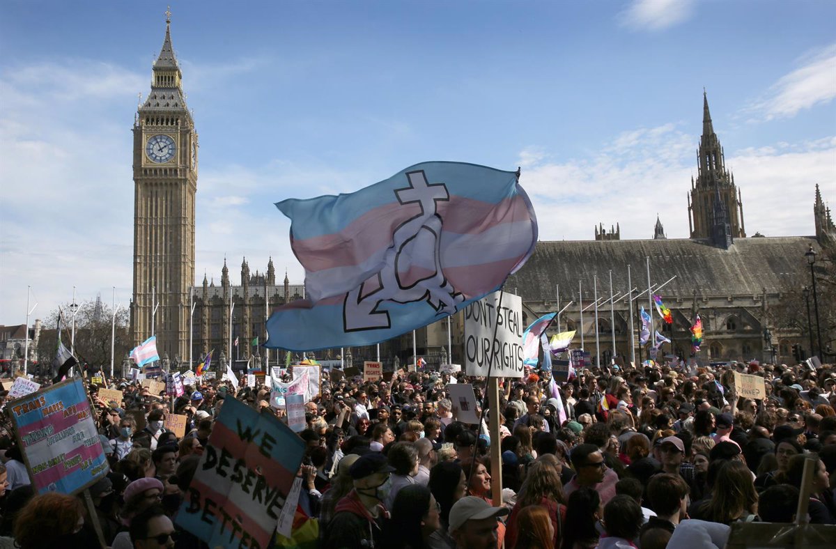 Protestas masivas en Londres tras el fallo del Supremo sobre derechos trans