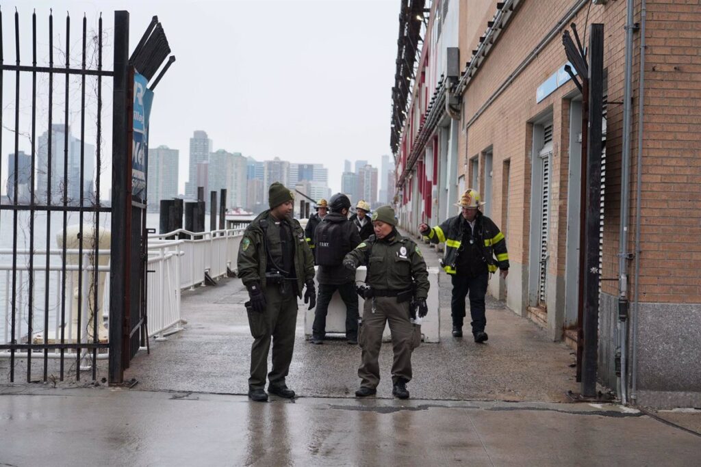 Recuperación de Piezas del Helicóptero Estrellado en el Río Hudson: Esfuerzos de las Autoridades de EE.UU.