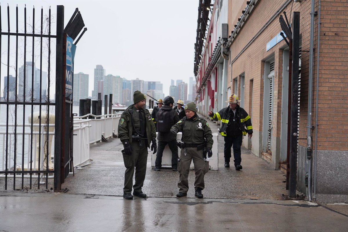 Recuperación de Piezas del Helicóptero Estrellado en el Río Hudson: Esfuerzos de las Autoridades de EE.UU.