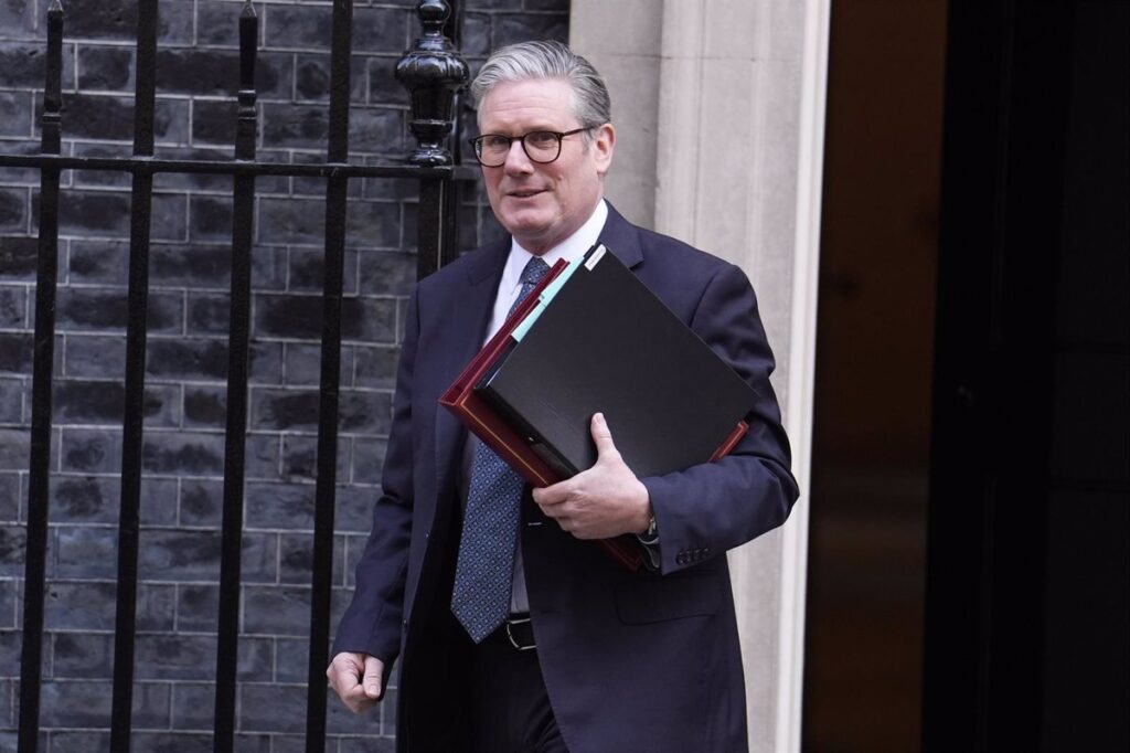 Starmer no descarta ninguna opción para enfrentar a Trump y analiza los efectos colaterales en Irlanda del Norte