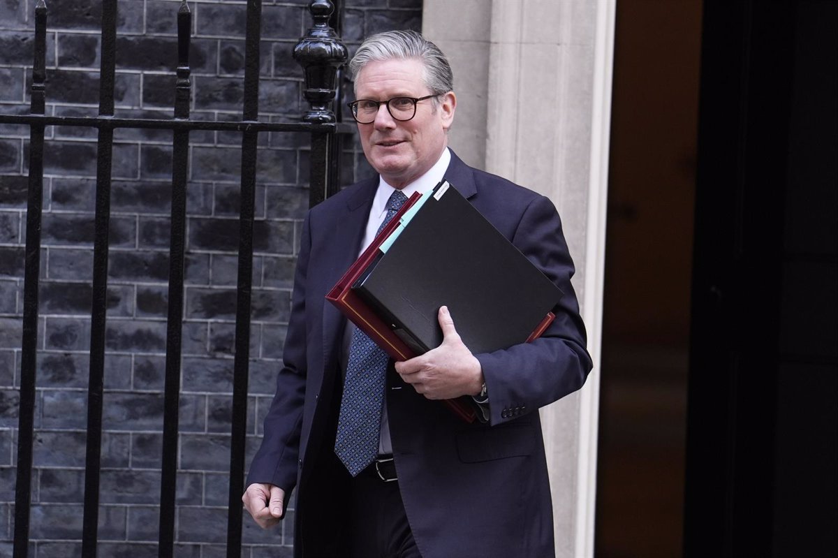 Starmer no descarta ninguna opción para enfrentar a Trump y analiza los efectos colaterales en Irlanda del Norte