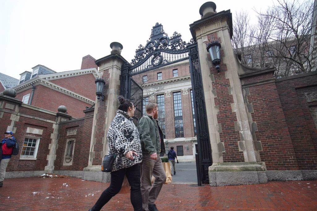 Trump Congela 2.200 Millones de Dólares en Subvenciones para Harvard: ¿Qué Implicaciones Tiene?