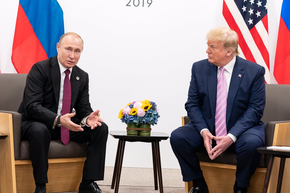 Trump Expresa su Sospecha de que Putin Está "Dando Largas" para Finalizar la Guerra en Ucrania
