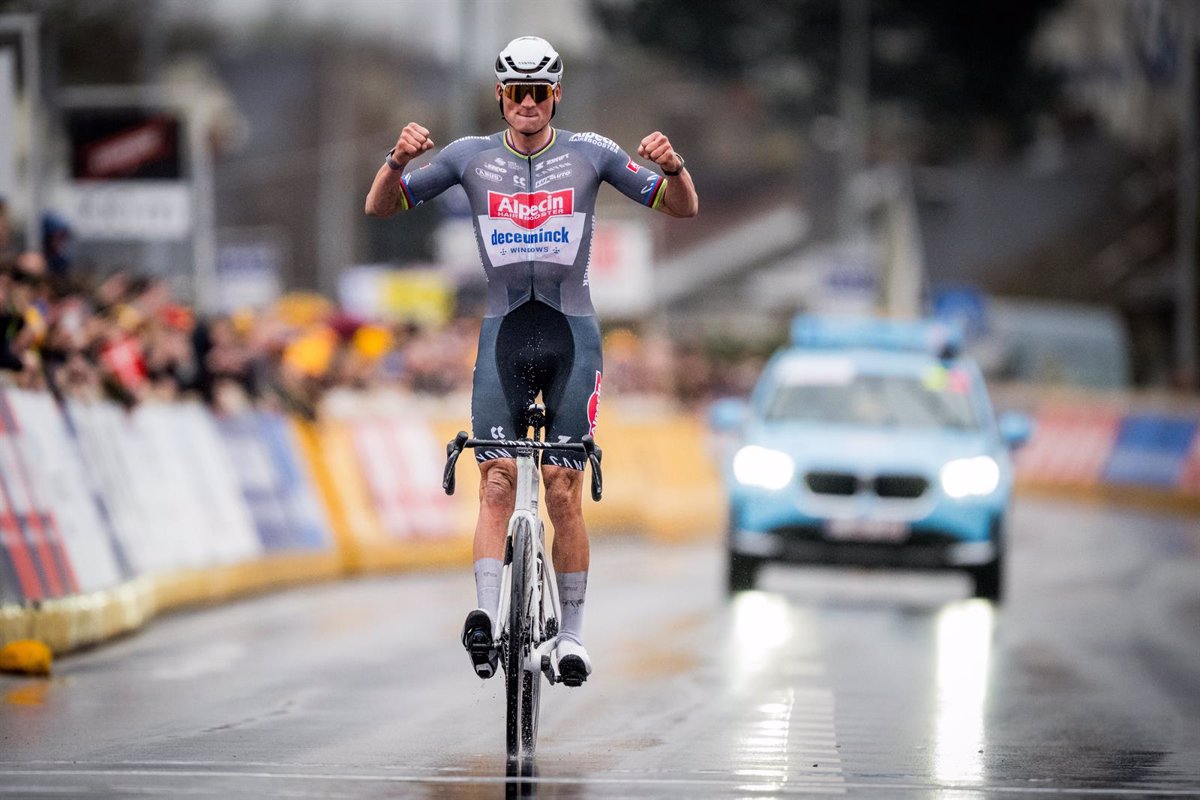 Van der Poel se beneficia de la caída de Pogacar y conquista su tercera París-Roubaix consecutiva.