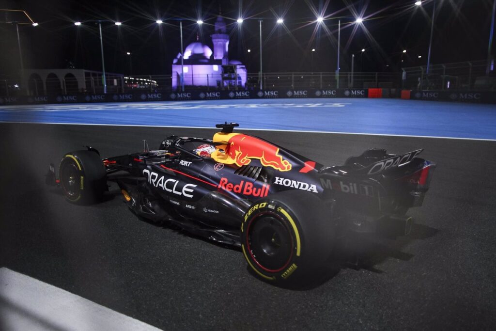 Verstappen avanza en Yeda y Sainz comienza desde la sexta posición.