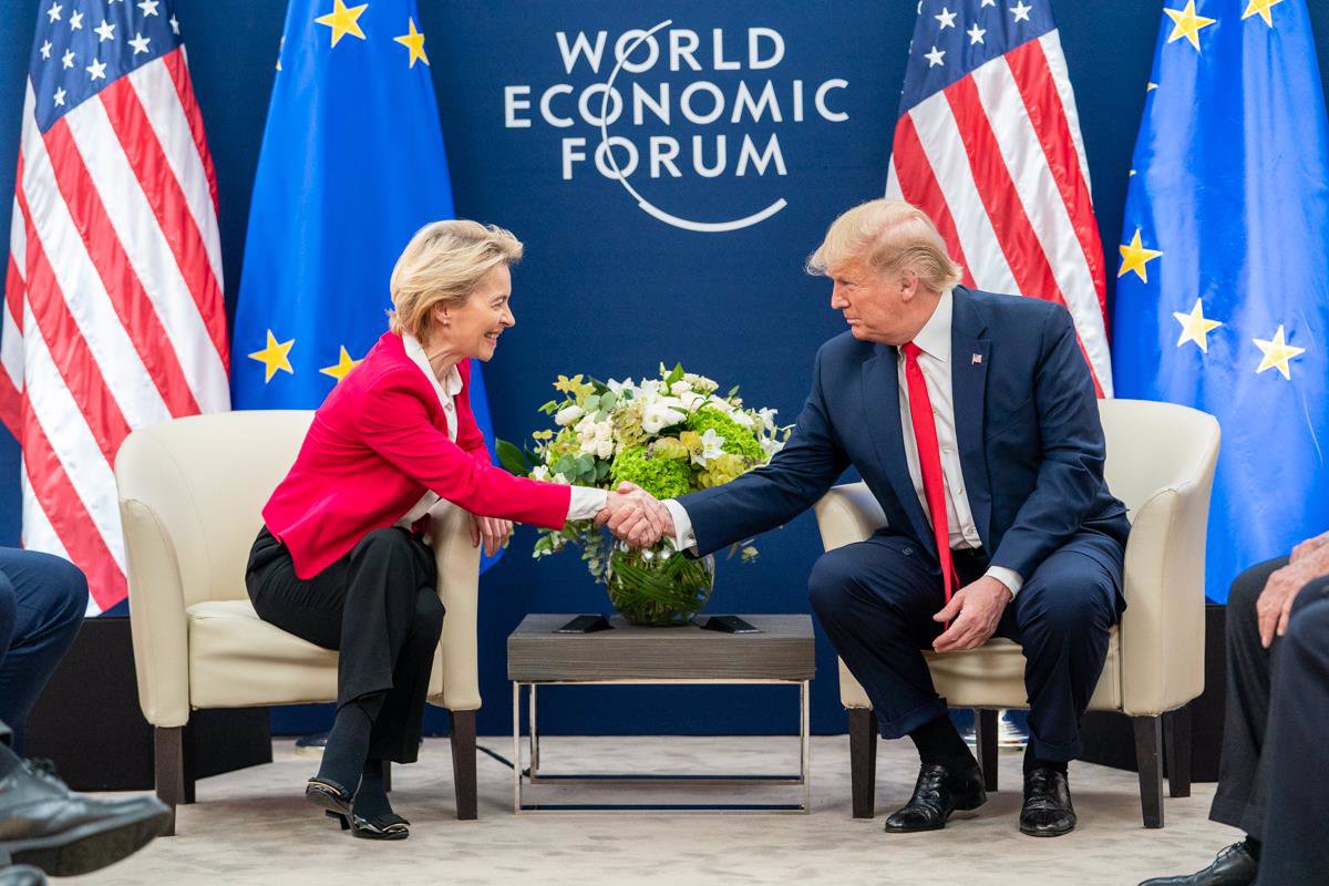 Von der Leyen busca reunirse brevemente con Trump durante el funeral del Papa